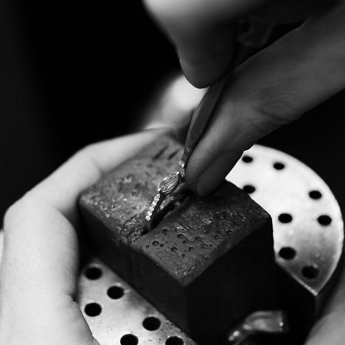 Bague avec émeraude et diamants dans le studio de l'atelier KLENOTA