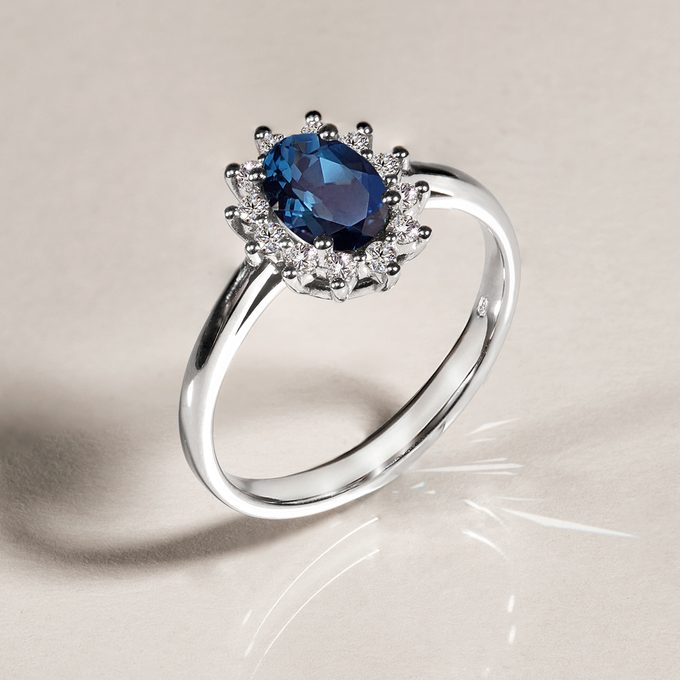 Diamond ring with central sapphire in 14k white gold - KLENOTA
