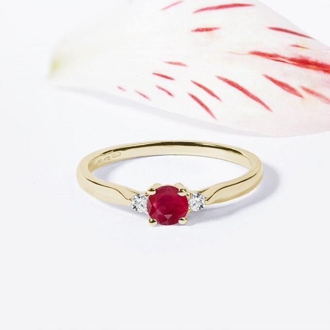 Gold ring with a ruby and diamonds - KLENOTA