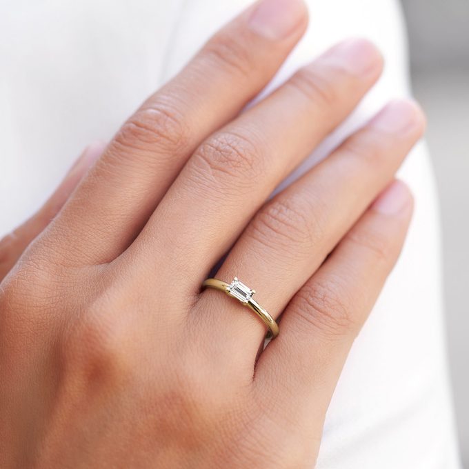 bague avec moissanite en taille émeraude en or jaune - KLENOTA