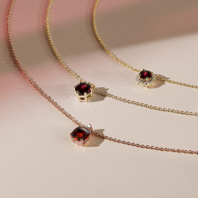 Náhrdelníky s granátem ve žlutém zlatě KLENOTA