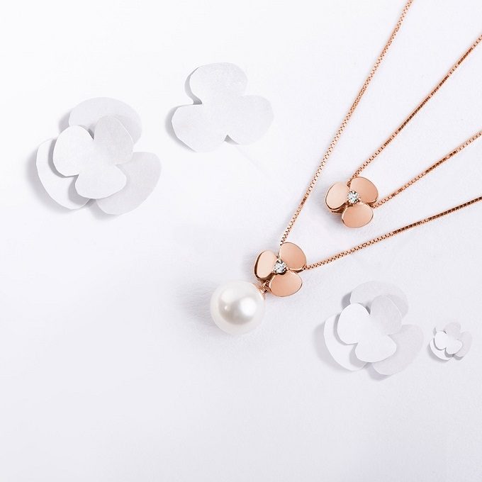 Yetel rose gold necklaces with shamrock with a diamond and a pearl - KLENOTA