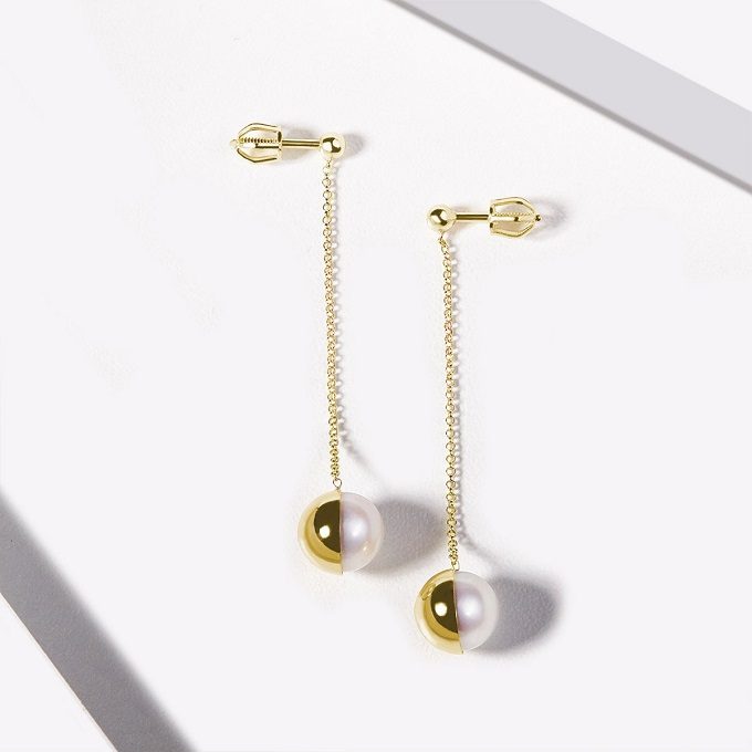 Boucles d'oreilles pendantes en or jaune avec perles - KLENOTA