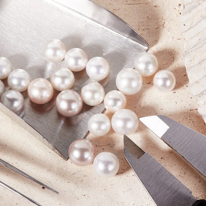 Perles blanches Akoya et perles d'eau douce - KLENOTA