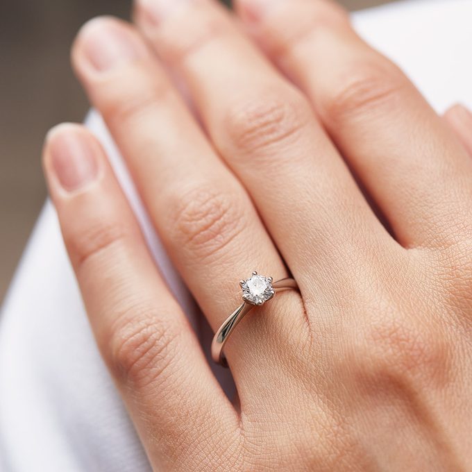 Verlobungsring mit Diamant mit Brillantschliff aus 14k Weißgold - KLENOTA