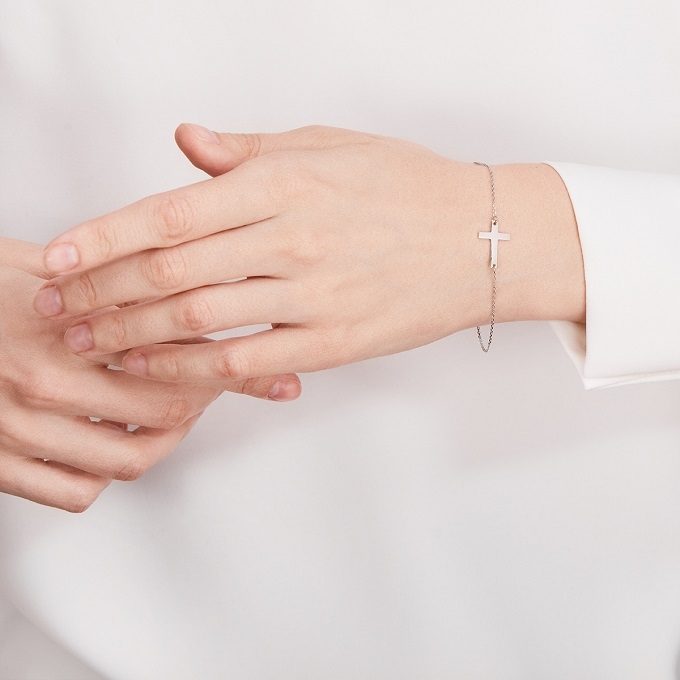 White gold bracelet with a cross charm - KLENOTA