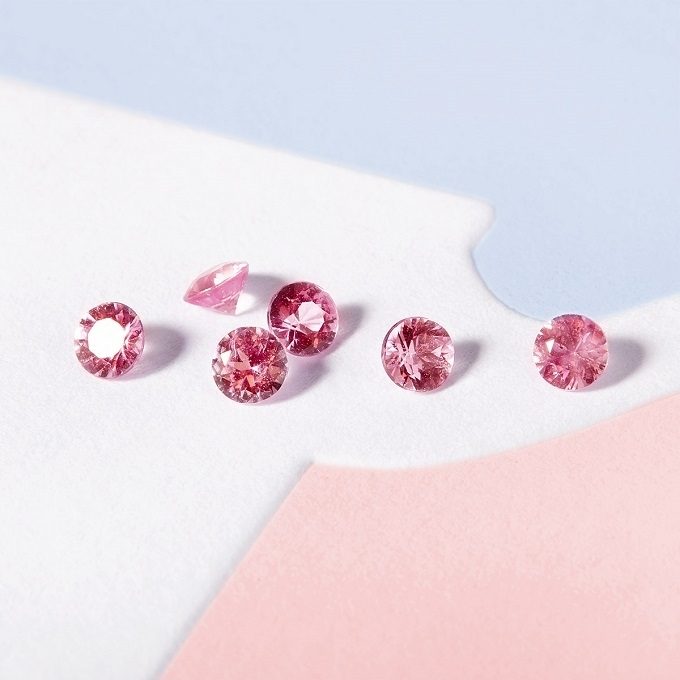 Pink sapphires in round cut - KLENOTA