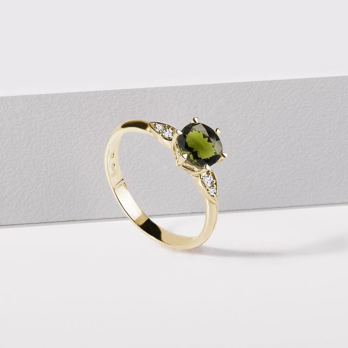 pierścionek z diamentem i moldawitem w żółtym złocie - KLENOTA