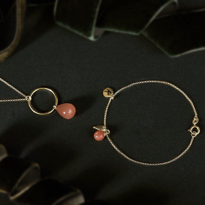 Collier et bracelet en or avec feuille, pierre de lune et pierre de soleil de la collection Seasons - KLENOTA