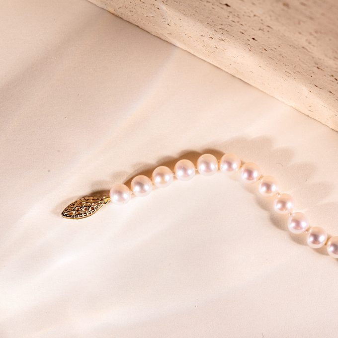 Pearl bracelet with gold clasp - KLENOTA