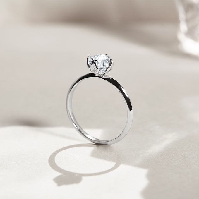 ponadczasowy pierścionek zaręczynowy w białym złocie - KLENOTA