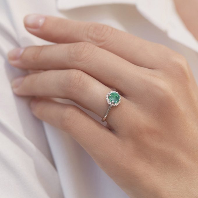 White gold engagement ring with emerald and diamonds - KLENOTA