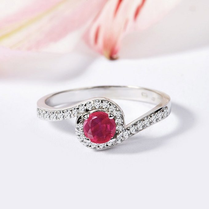 HALO ring with a ruby and diamonds in white gold - KLENOTA
