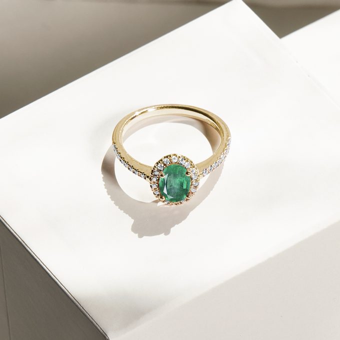 diamond ring with emerald in yellow 14k gold - KLENOTA