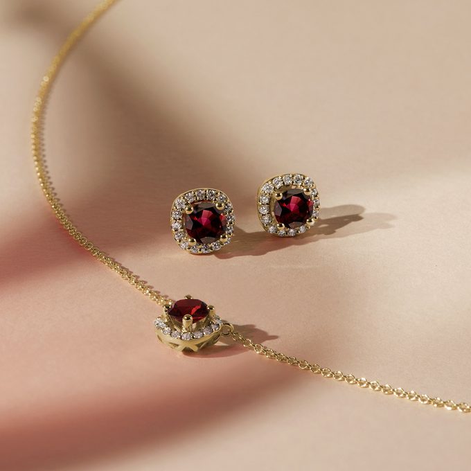 Set náhrdelníku a náušnic s granáty