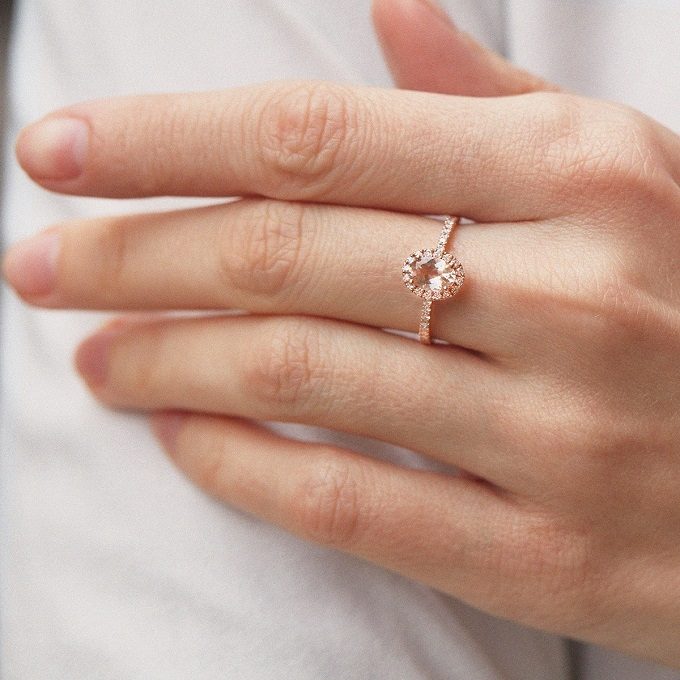 Rose gold ring with a morganite and diamonds - KLENOTA