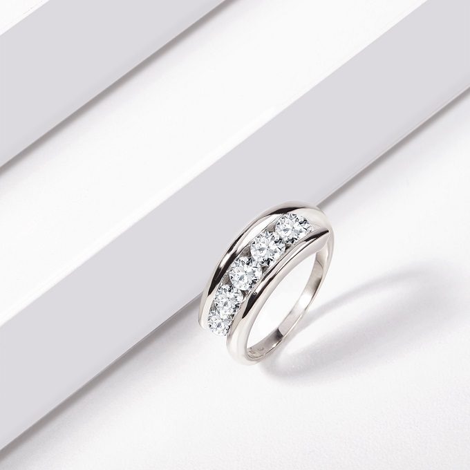 Snubný prsteň z ródiovaného bieleho zlata s diamantmi - KLENOTA