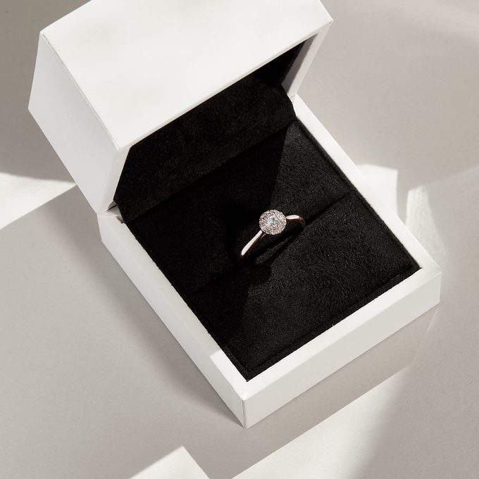 luxusní prsten s diamantem v osazení halo v bílém 14k zlatě - KLENOTA