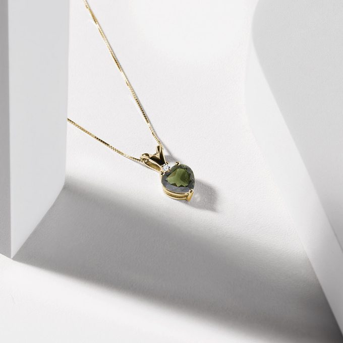 collier en or avec moldavite et petit diamant - KLENOTA