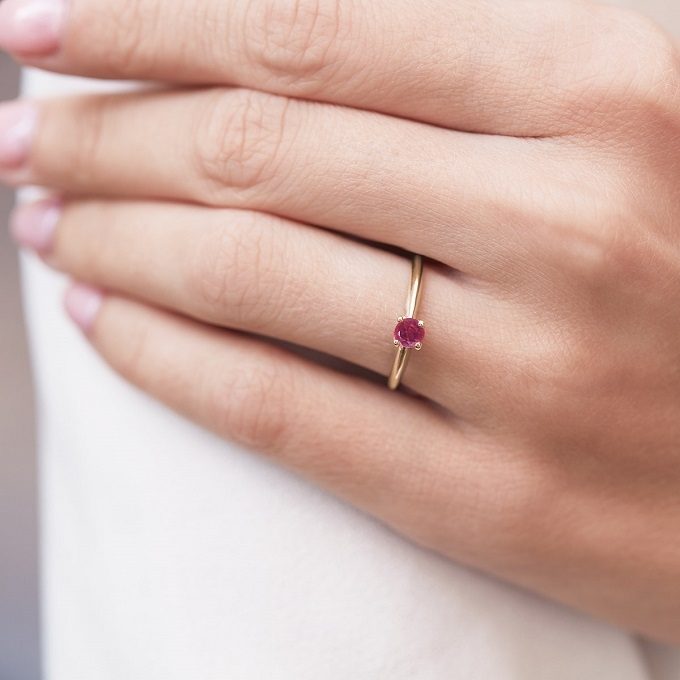 Bague en or jaune avec rubis - KLENOTA