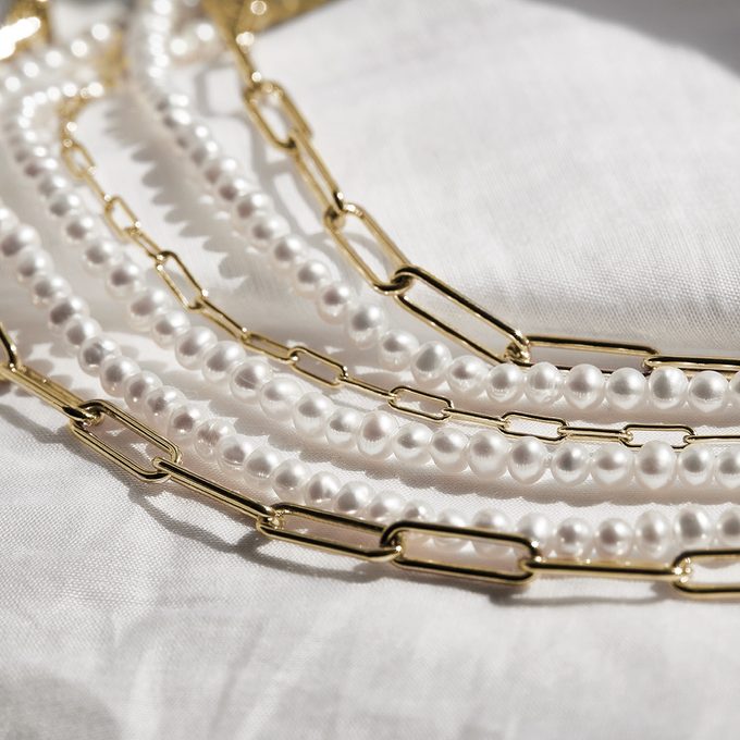 perlové náhrdelníky a zlaté řetízky - KLENOTA