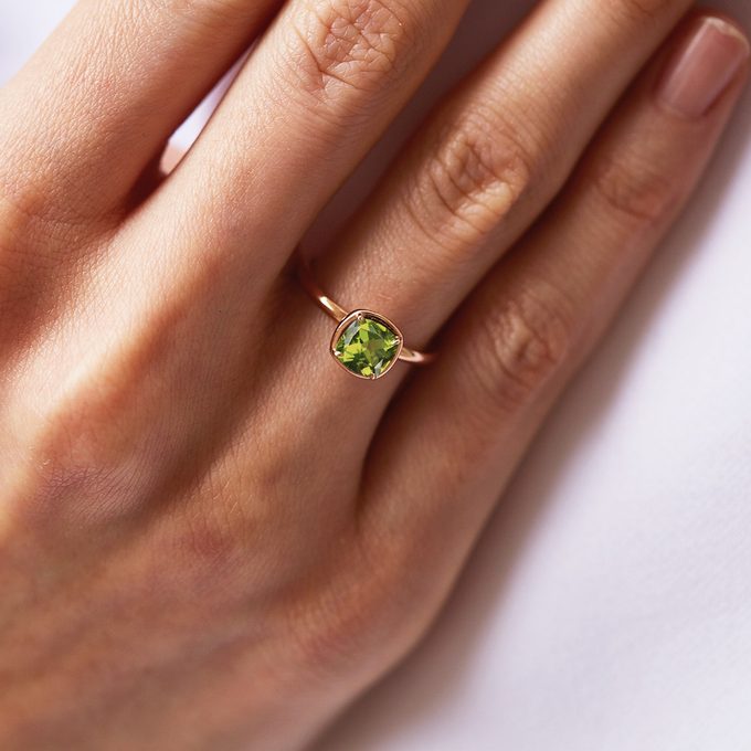 Ring in Rotgold mit Olivine - KLENOTA