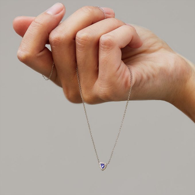 tanzanitový náhrdelník v bílém 14k zlatě - KLENOTA