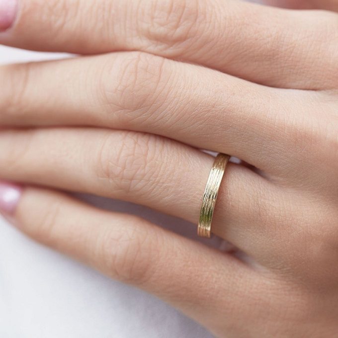 Gold women's wedding ring with reeding - KLENOTA