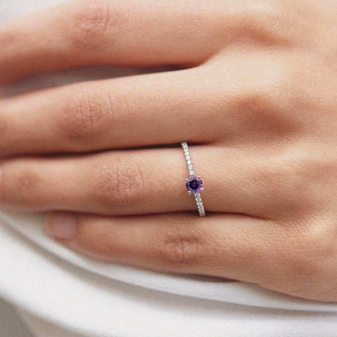 White gold ring with an amethyst and diamonds - KLENOTA