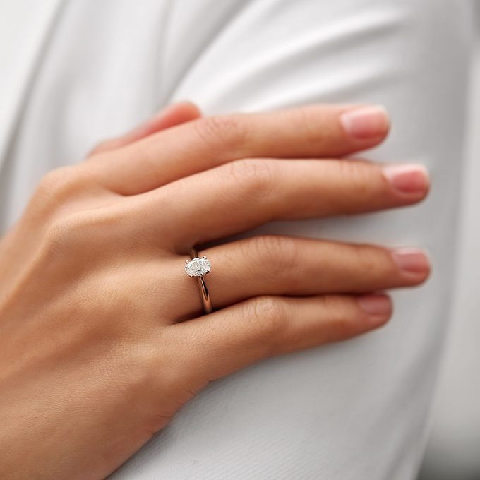 luksusowy pierścionek zaręczynowy z brylantem laboratoryjnym w białym złocie 14k - KLENOTA