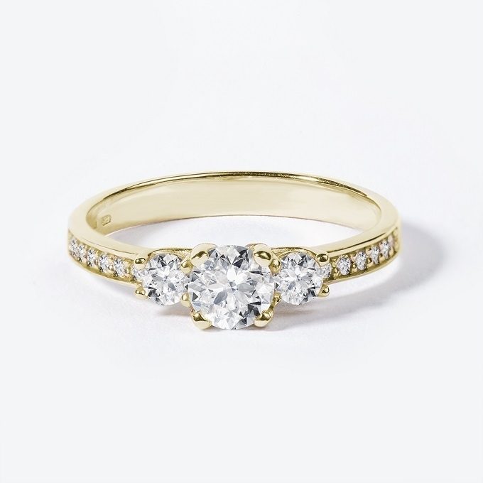 Yellow gold engagement ring with diamonds - KLENOTA