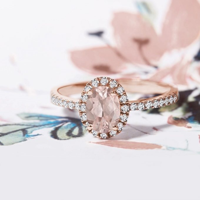 Rose gold halo ring with morganite and diamonds - KLENOTA