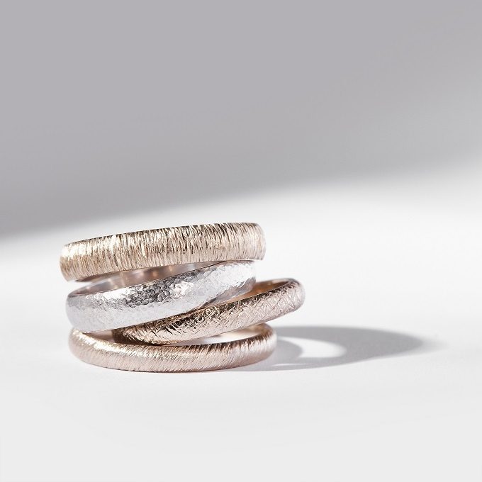 Zlaté prsteny se speciálně upraveným povrchem - KLENOTA