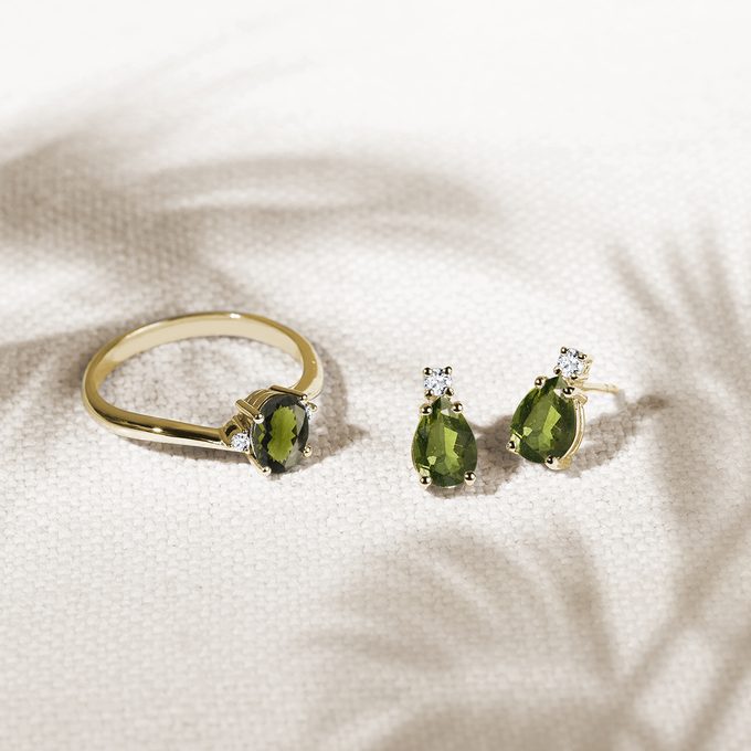 zlatý prsten s vltavínem a vltavínové náušnice pecky s diamantem - KLENOTA
