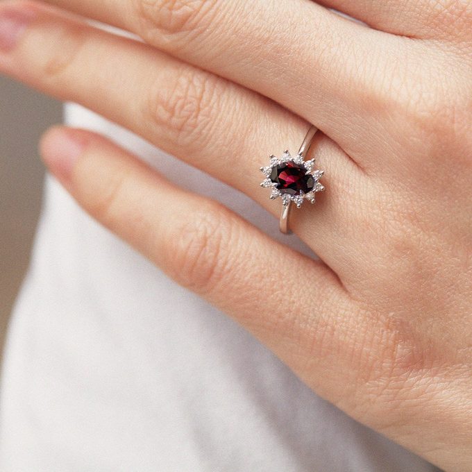  ring with garnet and diamonds in white gold - KLENOTA