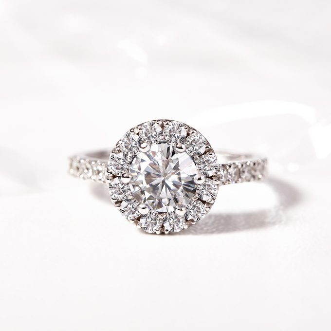 bague de fiançailles de luxe avec diamant central en or blanc - KLENOTA