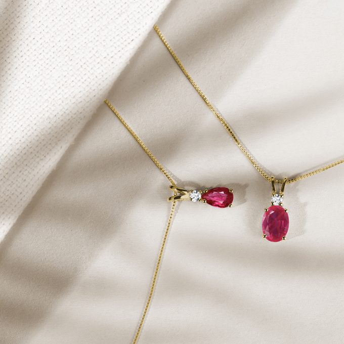 zlatý náhrdelník s rubínem a diamantem - KLENOTA