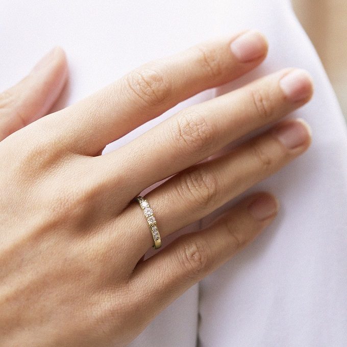 Gold women's wedding ring with diamonds - KLENOTA