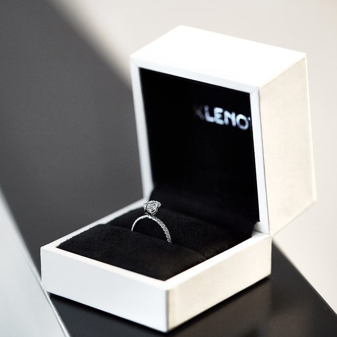 Bague de fiançailles en or blanc avec diamant de laboratoire - KLENOTA