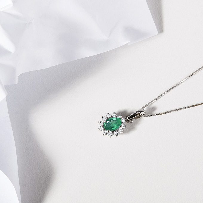 White gold necklace with emerald and diamonds - KLENOTA