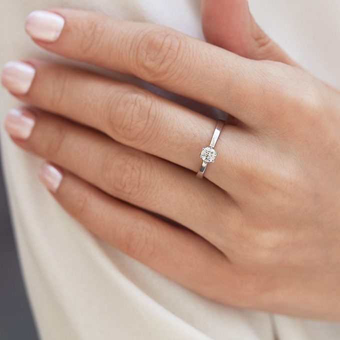 Zásnubní prsten s briliantem v bílém zlatě - KLENOTA