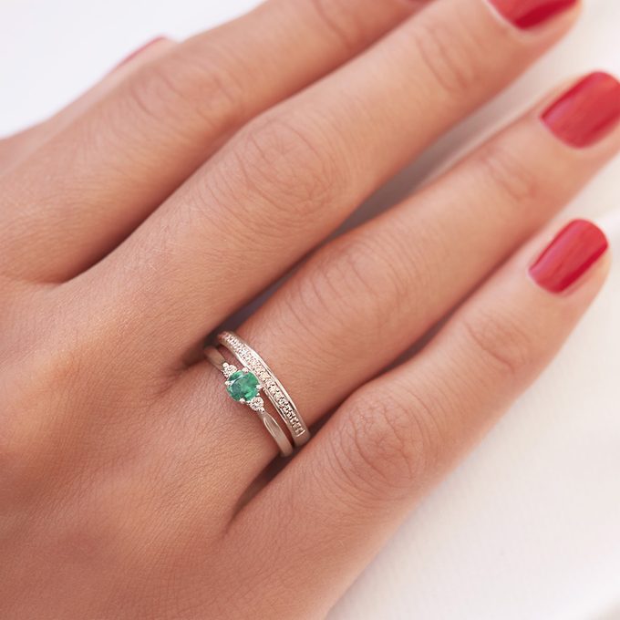  Ring with emerald in white gold - KLENOTA