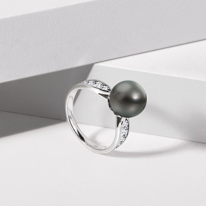 Prsten s tahitskou perlou a diamanty v bílém zlatě - KLENOTA