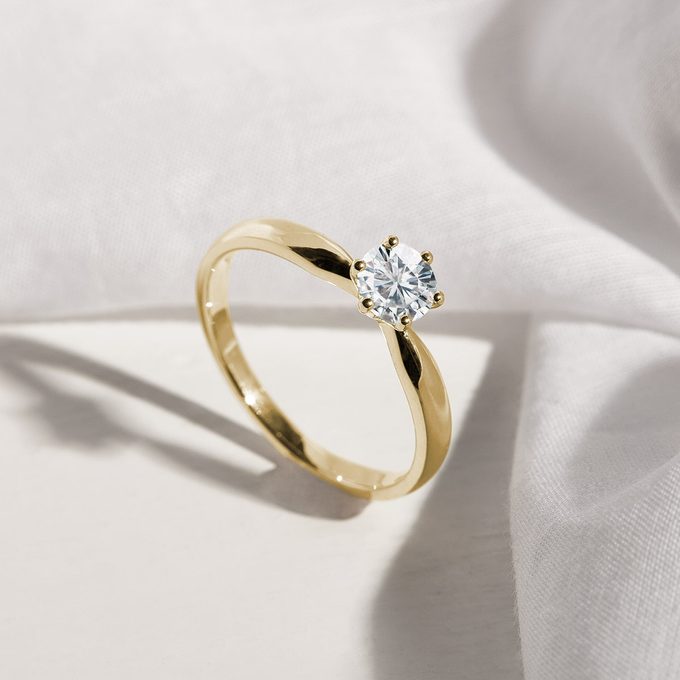 Gold engagement ring with central diamond - KLENOTA