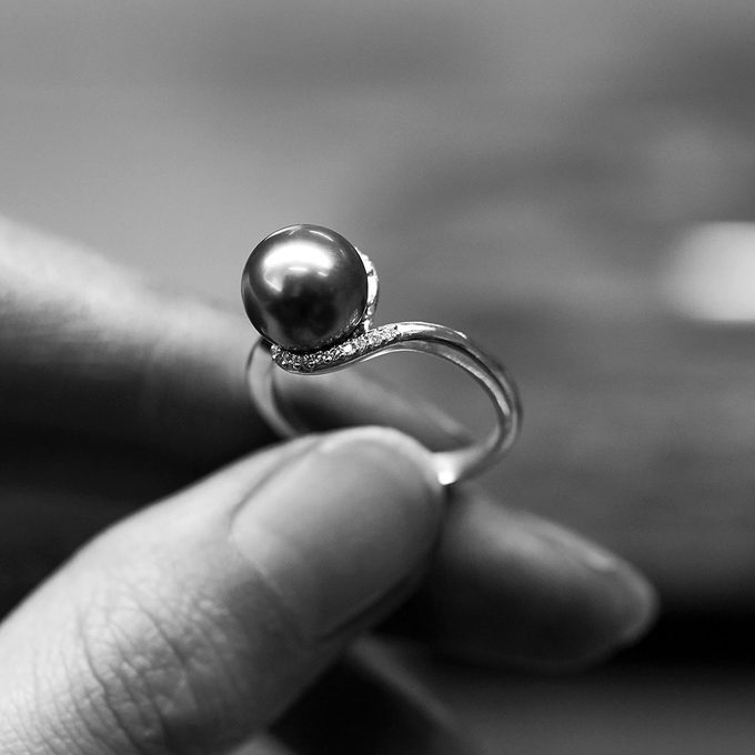 Bague avec perle de Tahiti et diamants en or blanc - KLENOTA