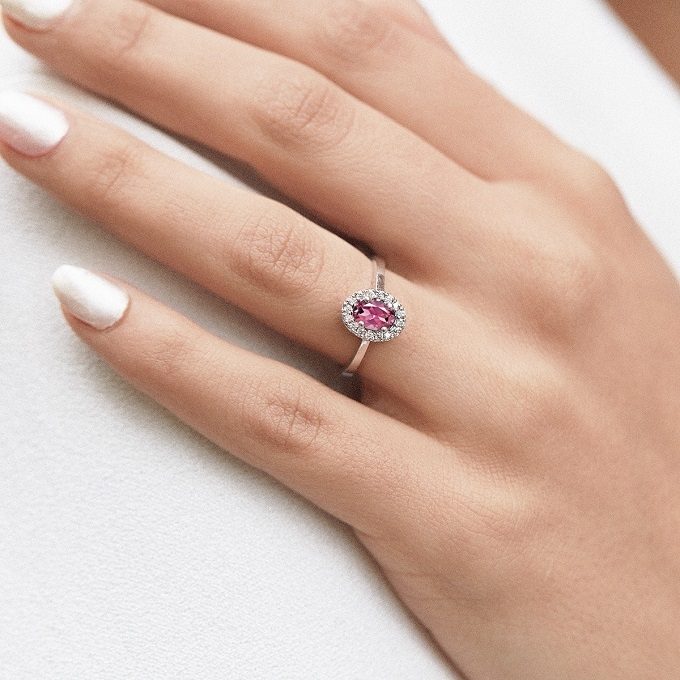 Zásnubní prsten z bílého zlata s růžovým safírem a diamanty - KLENOTA