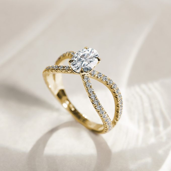 zásnubní prsten s lab grown diamantem v oválném brusu - KLENOTA