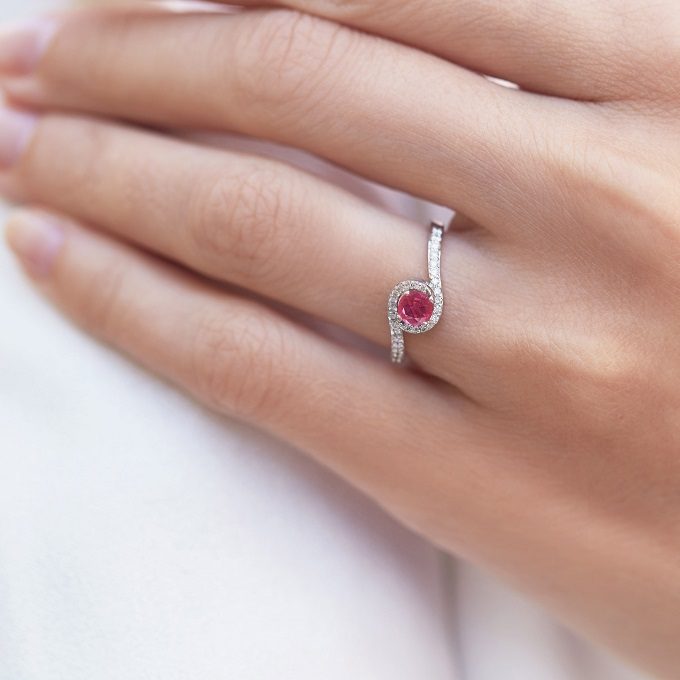 HALO ring with a ruby and diamonds in white gold - KLENOTA