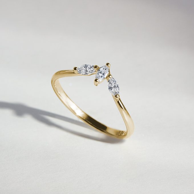 diamantový snubný prsteň v tvare chevronu zo žltého zlata - KLENOTA