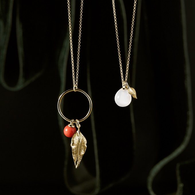 Colliers en or avec pendentif en feuille, pierre de lune et pierre de corail de la collection Seasons - KLENOTA